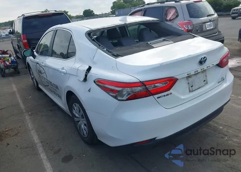 2020 Toyota Camry Le Hybrid z USA, uszkodzony, nr VIN 4T1C31AK2LU016915